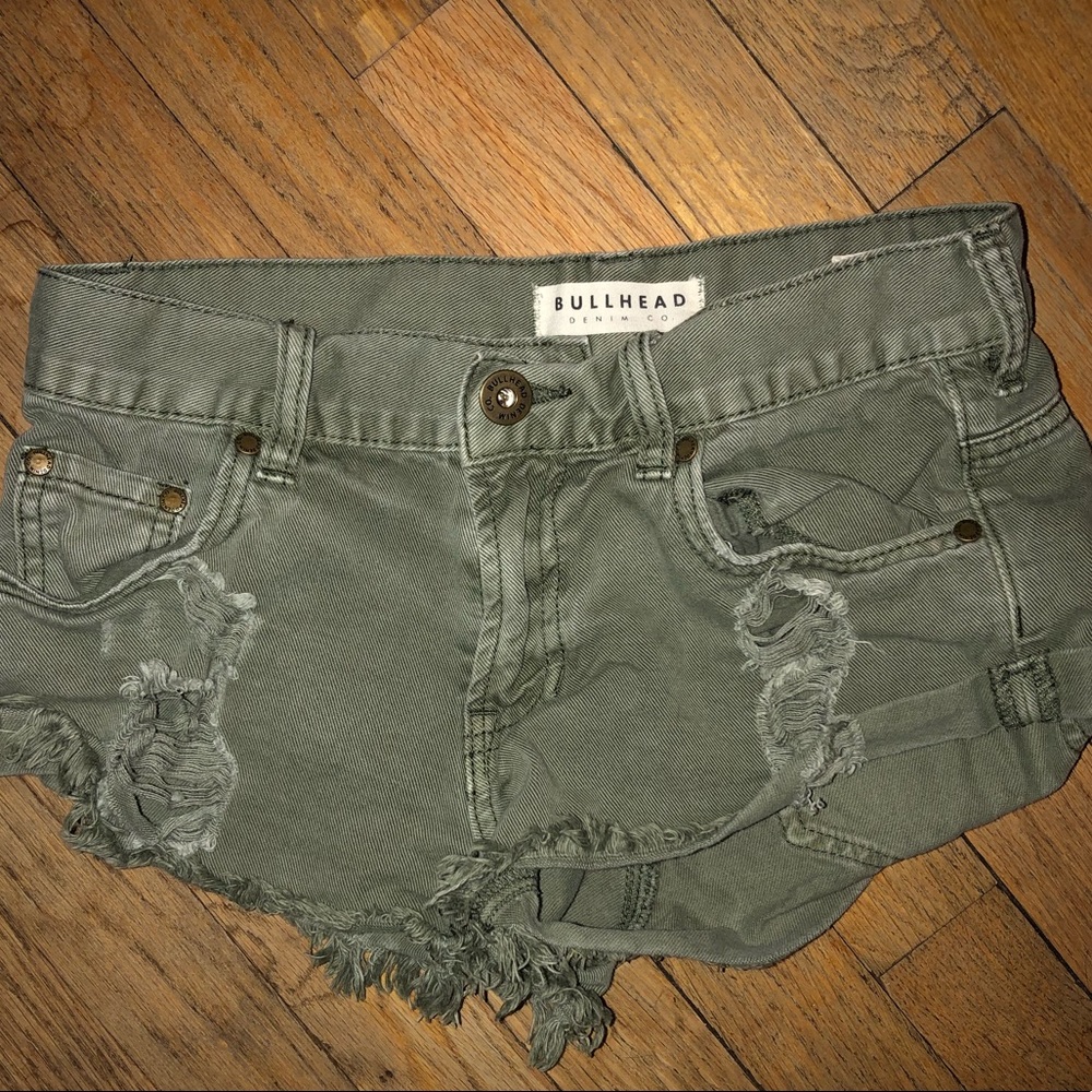 Bullhead Olive slouchy denim shorts size 1